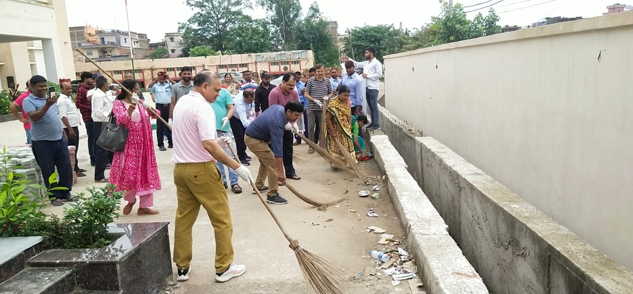 Swachhta Hi Sewa जिसका theme “Garbage Free India” के अंतर्गत दिनांक 01.10.2023 को समय सुबह 10 बजे से एक घंटे के लए अपताल परिसर में विशेष साफ-सफाई का आयोजन
