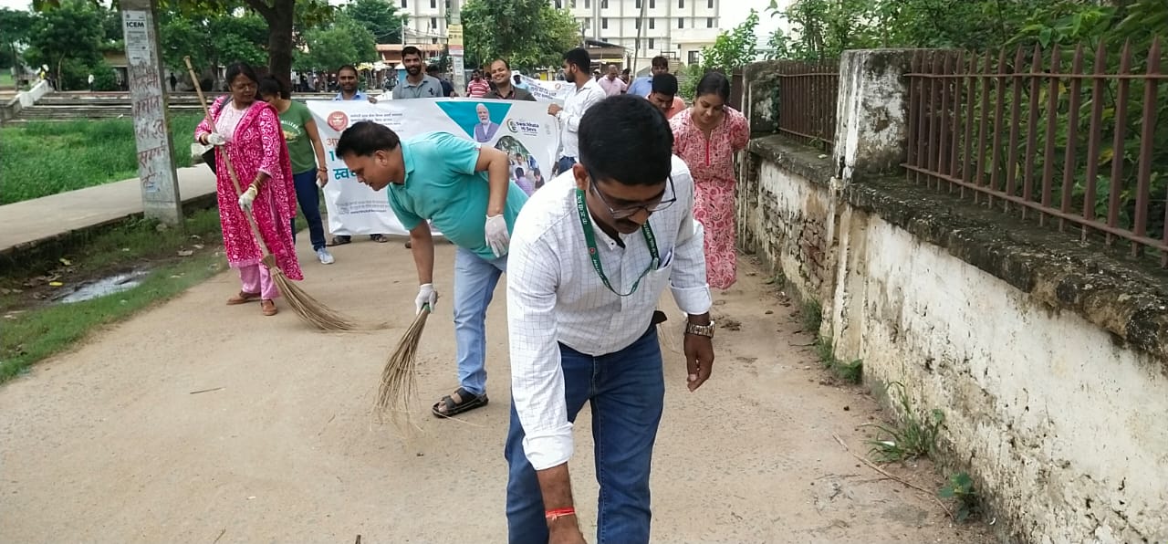 Swachhta Hi Sewa जिसका theme “Garbage Free India” के अंतर्गत दिनांक 01.10.2023 को समय सुबह 10 बजे से एक घंटे के लए अपताल परिसर में विशेष साफ-सफाई का आयोजन
