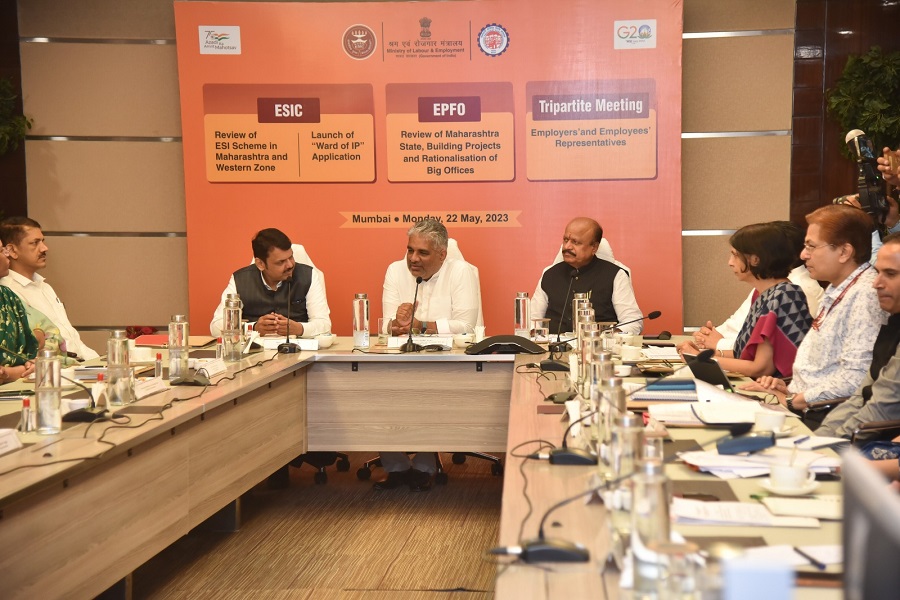 Shri Bhupender Yadav, Minister of Labour and Employment, Environment, Forest and Climate Change and Shri Devendra Fadnavis, Dy. CM, Maharashtra hold meeting with representatives of workers of unorganized sector and gig workers of Maharashtra