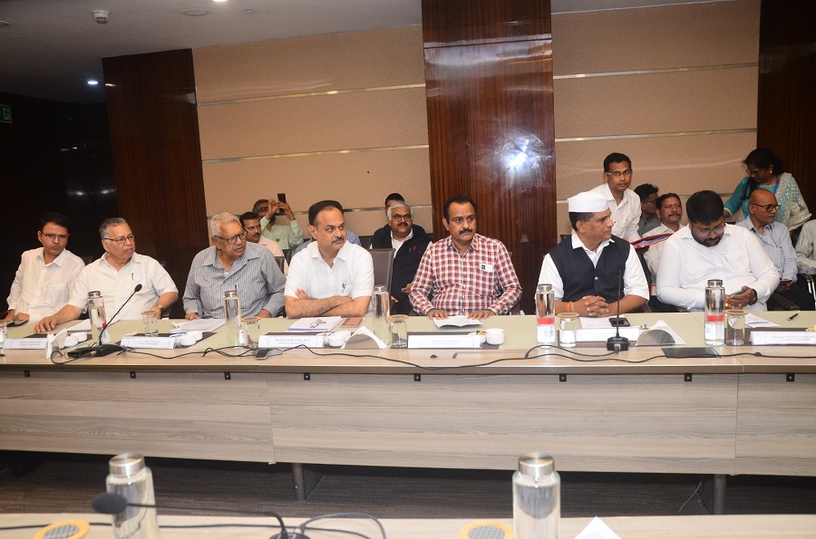 Shri Bhupender Yadav, Minister of Labour and Employment, Environment, Forest and Climate Change and Shri Devendra Fadnavis, Dy. CM, Maharashtra hold meeting with representatives of workers of unorganized sector and gig workers of Maharashtra