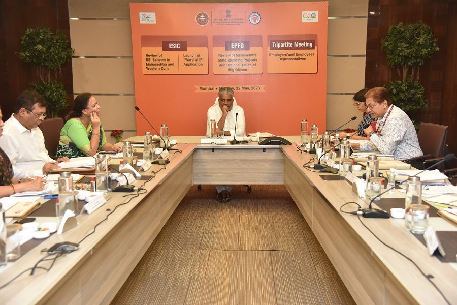 Shri Bhupender Yadav, Minister of Labour and Employment, Environment, Forest and Climate Change and Shri Devendra Fadnavis, Dy. CM, Maharashtra hold meeting with representatives of workers of unorganized sector and gig workers of Maharashtra