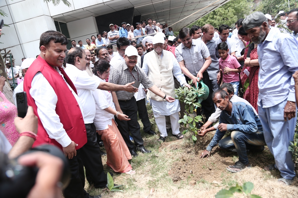 ई.एस.आई.सी अस्पताल, नॉएडा (उ.प्र.) में दिनांक: 15.05.2018 को स्वच्छता अभियान का आयोजन